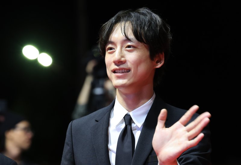 [뉴스1 ★]사카구치 켄타로, 사생활 논란 후 첫 공식석상… BIFF 레드카펫서 미소와 볼하트 인사