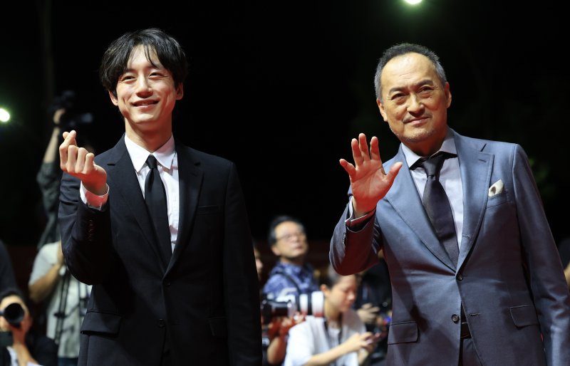 [뉴스1 ★]사카구치 켄타로, 사생활 논란 후 첫 공식석상… BIFF 레드카펫서 미소와 볼하트 인사