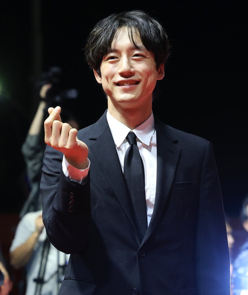 [뉴스1 ★]사카구치 켄타로, 사생활 논란 후 첫 공식석상… BIFF 레드카펫서 미소와 볼하트 인사