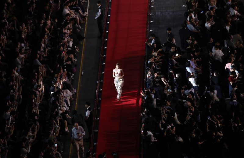 블랙핑크 리사가 17일 오후 부산 해운대구 영화의전당에서 열린 제30회 부산국제영화제(BIFF) 개막식에 참석해 레드카펫을 밟으며 입장하고 있다. ⓒ News1 윤일지 기자