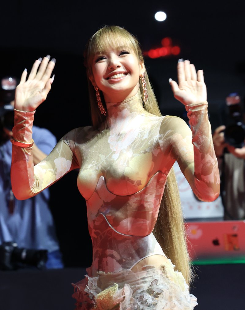 블랙핑크 리사가 지난 17일 오후 부산 해운대구 영화의전당에서 열린 ‘제30회 부산국제영화제(BIFF)' 개막식에 참석해 포즈를 취하고 있다. 뉴스1