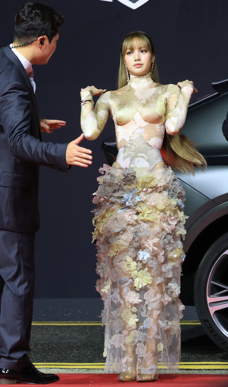 블랙핑크 리사가 17일 오후 부산 해운대구 영화의전당에서 열린 ‘제30회 부산국제영화제’(BIFF) 개막식에 참석하고 있다. ⓒ News1 권현진 기자