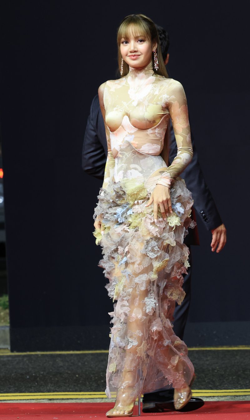 블랙핑크 리사가 17일 오후 부산 해운대구 영화의전당에서 열린 ‘제30회 부산국제영화제’(BIFF) 개막식에 참석해 레드카펫을 밟고 있다. ⓒ News1 권현진 기자