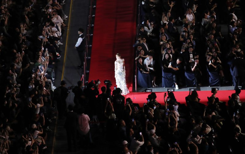 블랙핑크 리사가 17일 오후 부산 해운대구 영화의전당에서 열린 제30회 부산국제영화제(BIFF) 개막식에 참석해 레드카펫을 밟으며 입장하고 있다. ⓒ News1 윤일지 기자