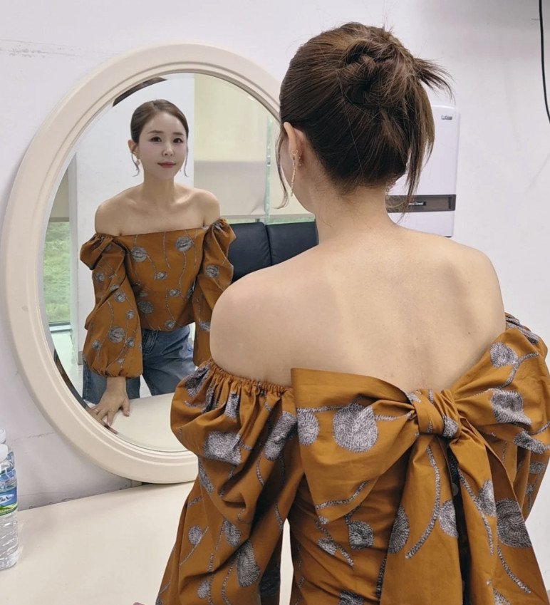 신지, 과감한 등 노출 상의