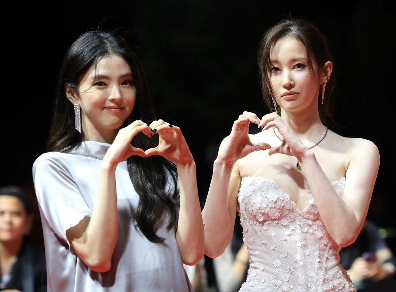 [뉴스1 ★]손 꼭 잡은 한소희·전종서, 부산 영화제 강타한 '절친' 케미