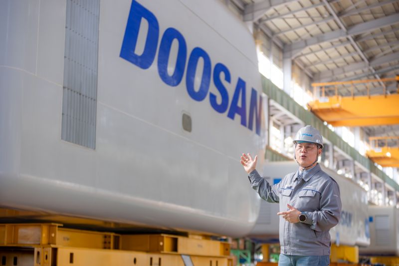 신동규 두산에너빌리티 파워서비스 BG 상무가 17일 창원공장에서 설비를 소개하고 있다. 두산에너빌리티 제공