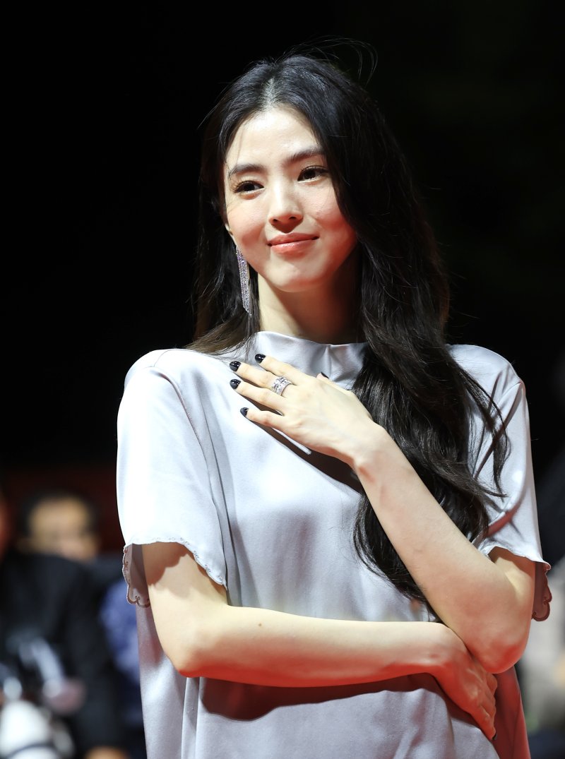 [뉴스1 ★]손 꼭 잡은 한소희·전종서, 부산 영화제 강타한 '절친' 케미