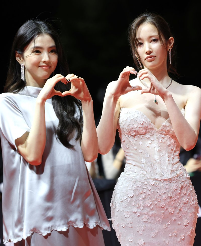 [뉴스1 ★]손 꼭 잡은 한소희·전종서, 부산 영화제 강타한 '절친' 케미