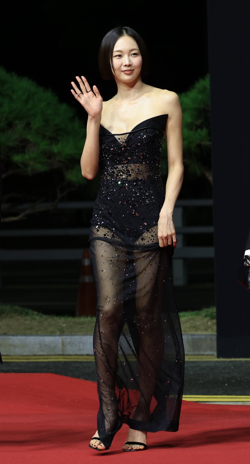 [뉴스1 ★]금새록, 복싱 몸매+블랙 시스루…BIFF레드카펫 올킬!