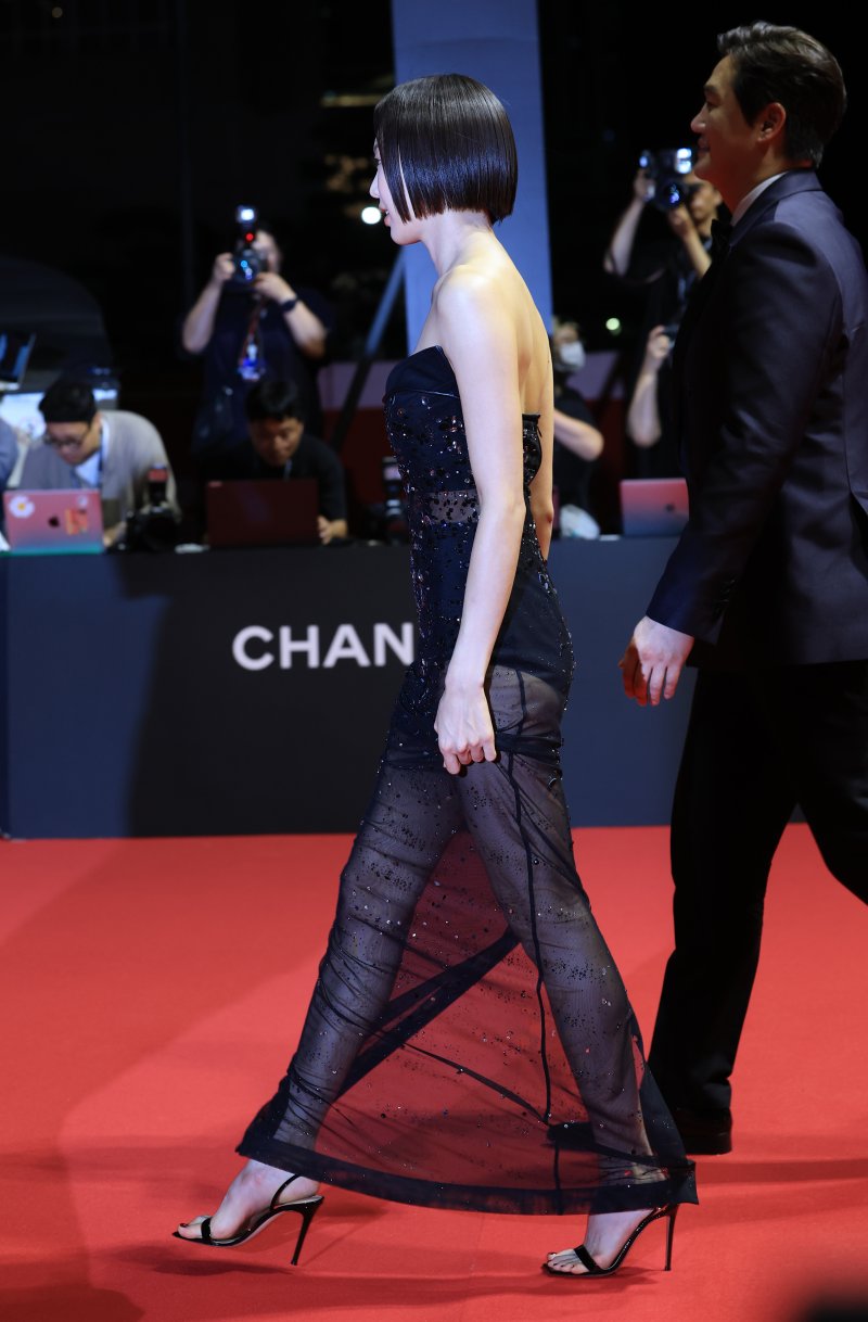 [뉴스1 ★]금새록, 복싱 몸매+블랙 시스루…BIFF레드카펫 올킬!