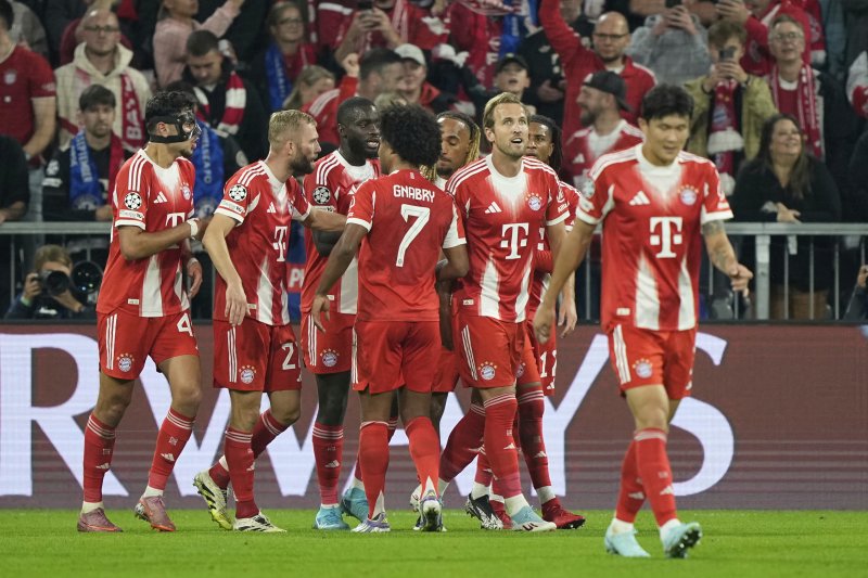 [뮌헨=AP/뉴시스] 바이에른 뮌헨(독일)의 해리 케인(오른쪽 두 번째)이 17일(현지 시간) 독일 뮌헨 알리안츠 아레나에서 열린 2025-26 유럽축구연맹(UEFA) 챔피언스리그(UCL) 리그 페이즈 1차전 첼시(영국)와의 경기 후반 18분 멀티 골을 기록하며 동료들과 기쁨을 나누고 있다. 이날 김민재는 후반 교체 출전했으며 뮌헨은 3-1로 승리했다. 2025.09.18.