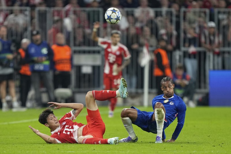 [뮌헨=AP/뉴시스] 바이에른 뮌헨(독일)의 김민재(왼쪽)가 17일(현지 시간) 독일 뮌헨 알리안츠 아레나에서 열린 2025-26 유럽축구연맹(UEFA) 챔피언스리그(UCL) 리그 페이즈 1차전 첼시(영국)와 경기 중 주앙 페드로와 공을 다투고 있다. 김민재는 후반 교체 출전했으며 뮌헨은 3-1로 승리했다. 2025.09.18.