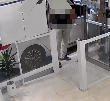 울산이 네 땅이냐... 가게 출입문 막은 차주의 황당 행보