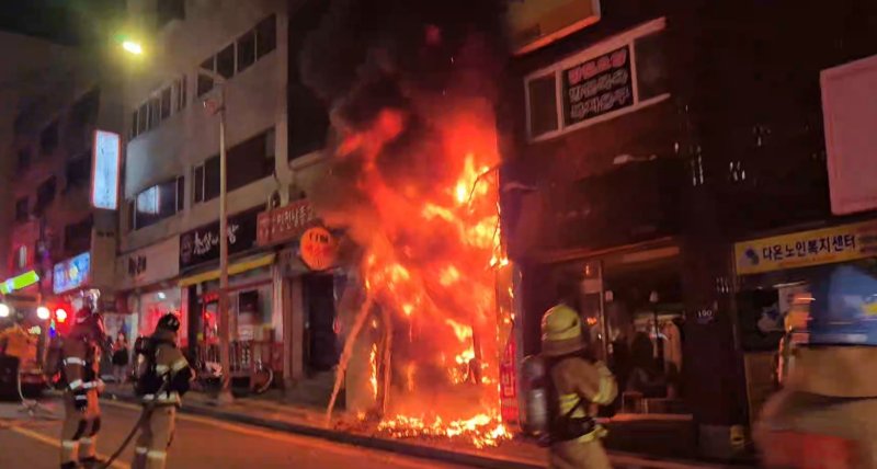 지난 17일 오후 7시 31분쯤 인천시 남동구 구월동의 한 다가구주택 1층 내부 안방에서 화재가 발생했다.(인천소방본부 제공. 재배포 및 DB금지)2025.9.18/뉴스1