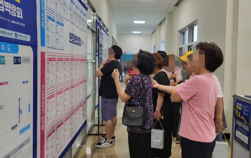 지난 16일 열린 충북 증평군 일자리 이음 취업박람회에서 구직자들이 기업 채용 정보를 살펴보고 있다.(증평군 제공, 재판매 및 DB금지)/뉴스1