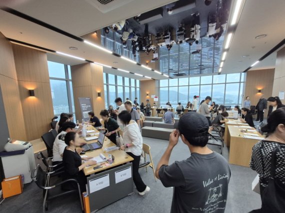 계약자 사전점검 행사에 참석한 방문객