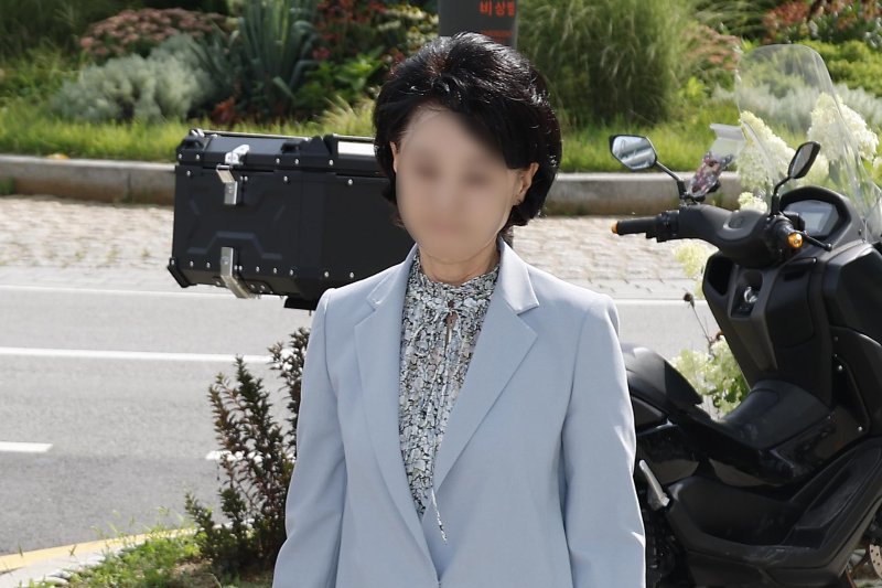 [서울=뉴시스] 홍효식 기자 = 한학자 통일교 총재의 비서실장을 지낸 '교단 2인자' 정모씨가 8일 오전 서울 종로구 KT 광화문빌딩 웨스트에 마련된 김건희 여사 의혹을 수사하는 민중기 특별검사 사무실로 출석하고 있다. (공동취재) 2025.08.08. photo@newsis.com