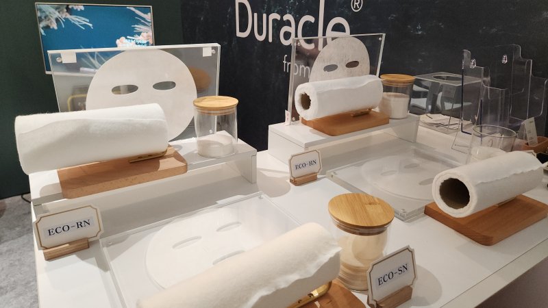 마스크팩 시트 등에 적용 가능한 한솔제지의 친환경 부직포. ⓒ News1 이재상 기자