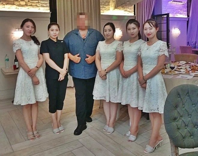 최근 러시아 모스크바에 15년 만에 추가 개점한 북한 바카라사이트 총판 ‘평양관’ 종업원과 손님. 얀덱스 맵 리뷰 캡쳐