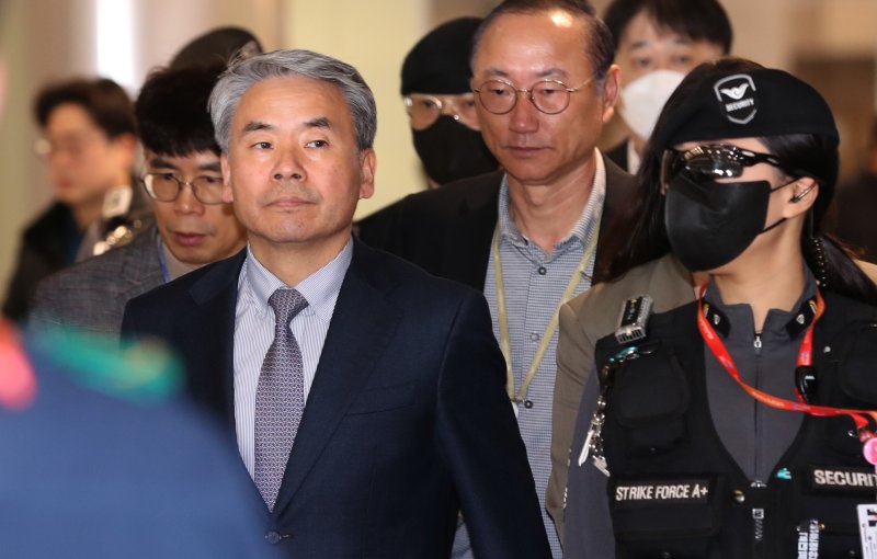 '해외 도피' 논란을 일으킨 이종섭 주호주대사가 21일 인천국제공항 1터미널을 통해 귀국하고 있다. (공동취재) 2024.3.21/뉴스1 ⓒ News1 신웅수 기자