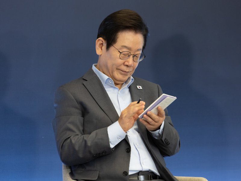 이재명 메이저 바카라이 17일 경기도 성남시 스타트업 스퀘어에서 열린 청년 스타트업 상상콘서트에서 메모하고 있다. (메이저 바카라실 제공. 재판매 및 DB 금지) 2025.9.17/뉴스1 ⓒ News1 허경 기자
