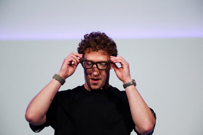 저커버그, 메타 신제품 AI글라스 시범 중 고장으로 곤욕 - 뉴스 썸네일 이미지