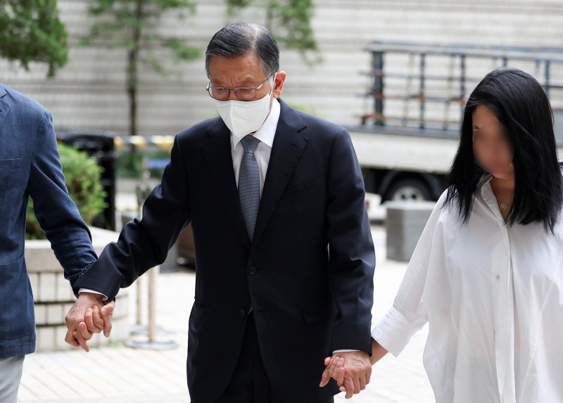 계열사를 부당지원하고 회삿돈을 횡령한 혐의로 1심에서 징역 10년을 선고받은 박삼구 전 금호아시아나그룹 회장이 18일 오전 서울 서초구 서울고등법원에서 열린 특정경제범죄 가중처벌 등에 관한 법률 위반(횡령) 항소심 선고 공판에 출석하고 있다. (공동취재) 2025.9.18/뉴스1 ⓒ News1 오대일 기자