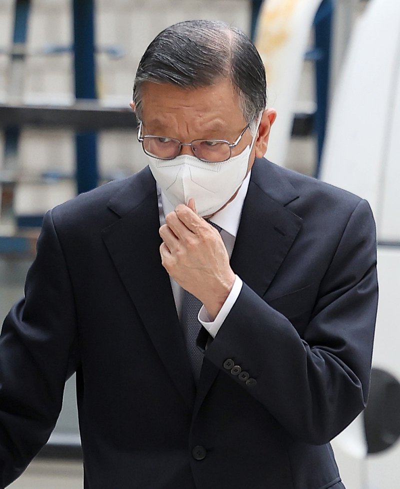 계열사를 부당지원하고 회삿돈을 횡령한 혐의로 1심에서 징역 10년을 선고받은 박삼구 전 금호아시아나그룹 회장이 18일 오전 서울 서초구 서울고등법원에서 열린 특정경제범죄 가중처벌 등에 관한 법률 위반(횡령) 항소심 선고 공판에 출석하고 있다. (공동취재) 2025.9.18/뉴스1 ⓒ News1 오대일 기자