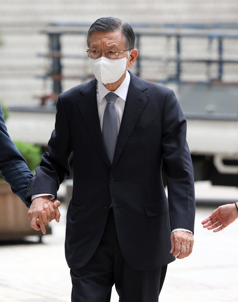 계열사를 부당지원하고 회삿돈을 횡령한 혐의로 1심에서 징역 10년을 선고받은 박삼구 전 금호아시아나그룹 회장이 18일 오전 서울 서초구 서울고등법원에서 열린 특정경제범죄 가중처벌 등에 관한 법률 위반(횡령) 항소심 선고 공판에 출석하고 있다. (공동취재) 2025.9.18/뉴스1 ⓒ News1 오대일 기자