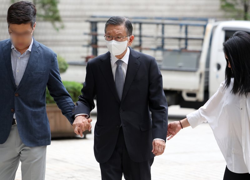 계열사를 부당지원하고 회삿돈을 횡령한 혐의로 1심에서 징역 10년을 선고받은 박삼구 전 금호아시아나그룹 회장이 18일 오전 서울 서초구 서울고등법원에서 열린 특정경제범죄 가중처벌 등에 관한 법률 위반(횡령) 항소심 선고 공판에 출석하고 있다. (공동취재) 2025.9.18/뉴스1 ⓒ News1 오대일 기자