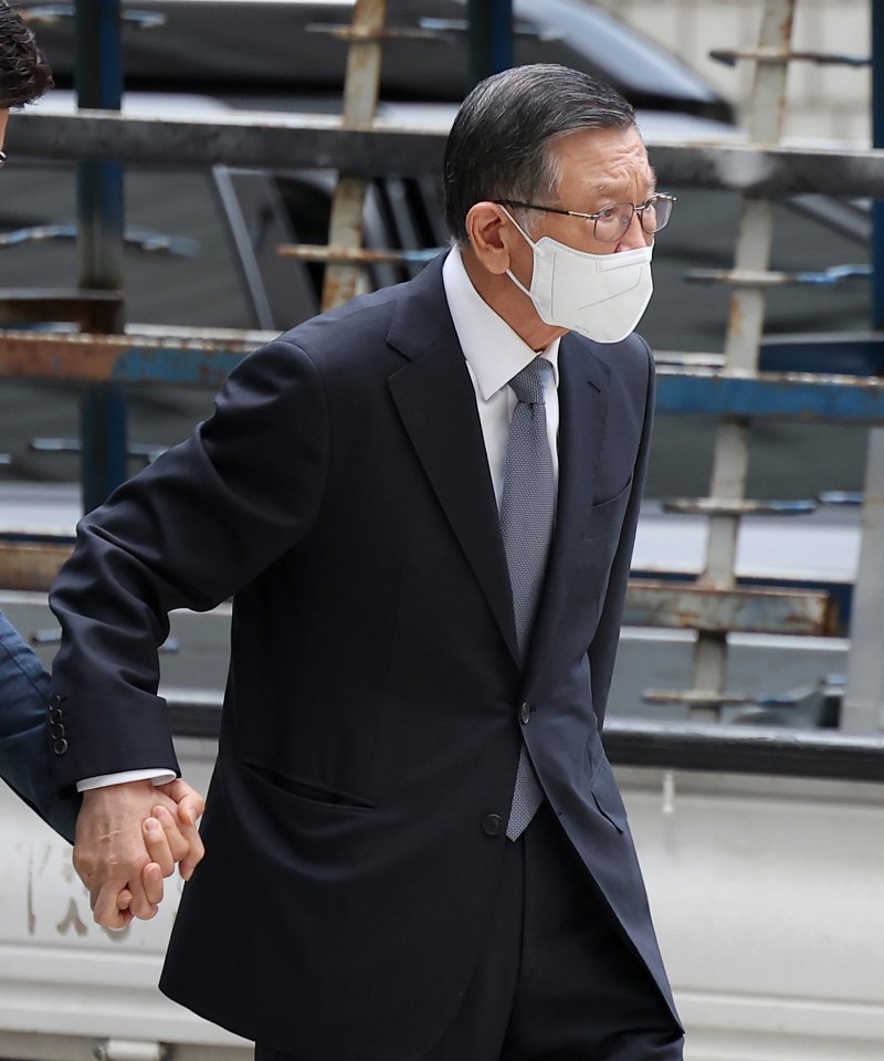 계열사를 부당지원하고 회삿돈을 횡령한 혐의로 1심에서 징역 10년을 선고받은 박삼구 전 금호아시아나그룹 회장이 18일 오전 서울 서초구 서울고등법원에서 열린 특정경제범죄 가중처벌 등에 관한 법률 위반(횡령) 항소심 선고 공판에 출석하고 있다. (공동취재) 2025.9.18/뉴스1 ⓒ News1 오대일 기자