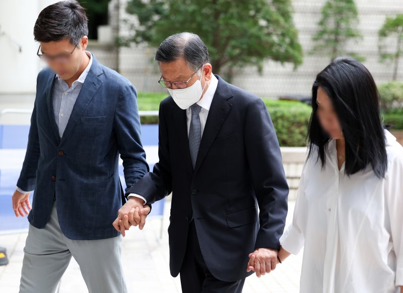 계열사를 부당지원하고 회삿돈을 횡령한 혐의로 1심에서 징역 10년을 선고받은 박삼구 전 금호아시아나그룹 회장이 18일 오전 서울 서초구 서울고등법원에서 열린 특정경제범죄 가중처벌 등에 관한 법률 위반(횡령) 항소심 선고 공판에 출석하고 있다. (공동취재) 2025.9.18/뉴스1 ⓒ News1 오대일 기자