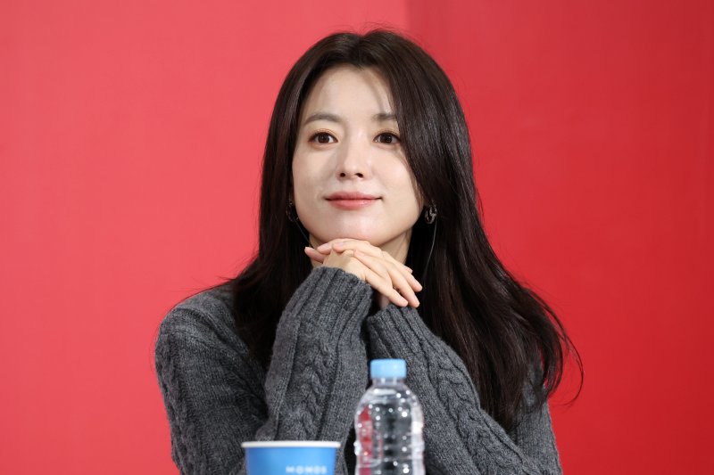 제30회 부산국제영화제 경쟁부분 심사위원인 배우 한효주가 18일 부산 해운대구 영화의전당 비프힐에서 기자회견을 하고 있다. 뉴시스