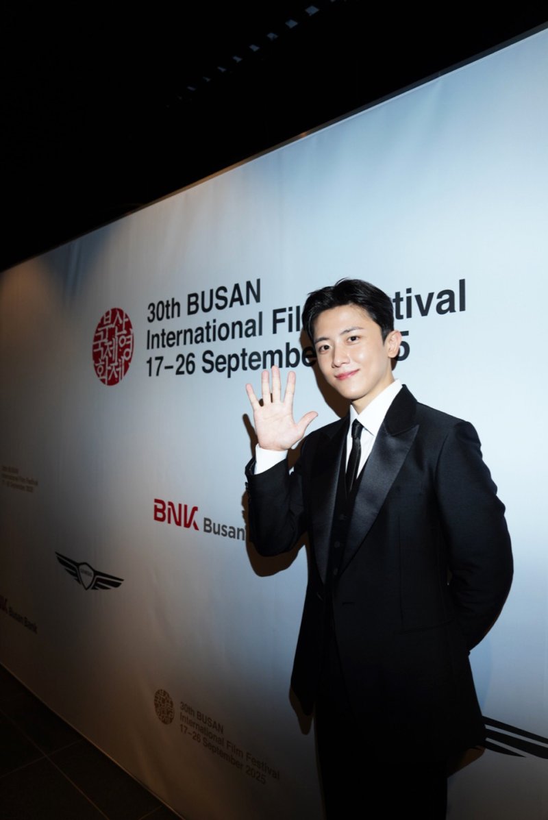 김신비, 부국제 레드카펫 빛냈다…댄디 슈트핏+훈훈 미소