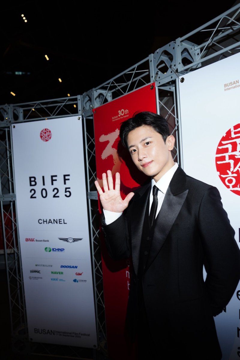 김신비, 부국제 레드카펫 빛냈다…댄디 슈트핏+훈훈 미소