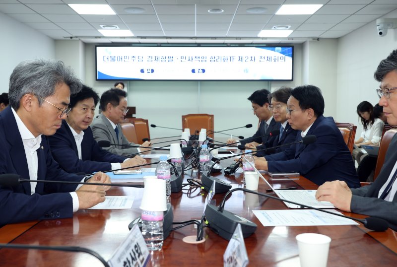 18일 서울 여의도 국회 의원회관에서 열린 더불어민주당 경제형벌-민사책임 합리화 TF 제2차 전체회의에서 권칠승 위원장이 회의를 주재하고 있다. 뉴시스