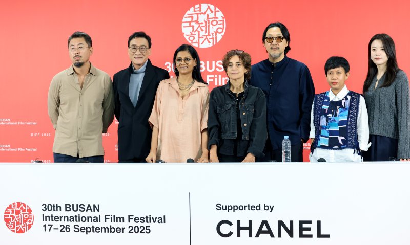 나홍진 감독(왼쪽부터)과 배우 양가휘, 난디타 다스 감독, 마르지예 메쉬키니 감독, 코고나다 감독, 율리아 에비나 바하라 프로듀서, 배우 한효주가 18일 부산 해운대구 영화의전당에서 진행된 제30회 부산국제영화제 경쟁 심사위원 기자회견에 참석해 포즈를 취하고 있다. 뉴스1