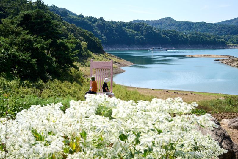 카페 글루글루 앞에 설치된 포토존 너머로 청풍호 유람선이 지나가고 있다.