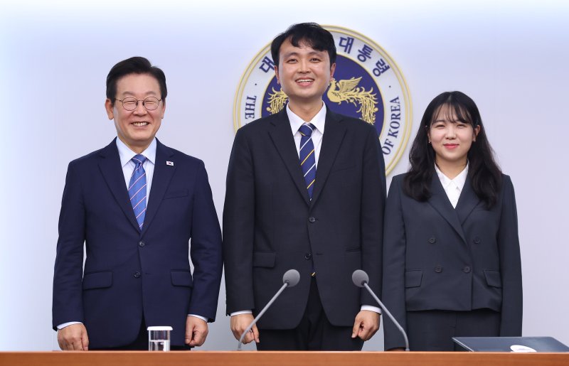 이재명 대통령이 18일 서울 용산 대통령실에서 청년담당관들에게 임명장 수여 후 기념촬영을 하고 있다. 왼쪽부터 이 대통령, 이주형, 최지원 청년담당관. 연합뉴스