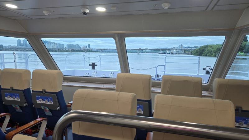 한강버스 선내 가장 앞쪽 좌석에서 바깥을 바라본 풍경. /사진=이설영 기자