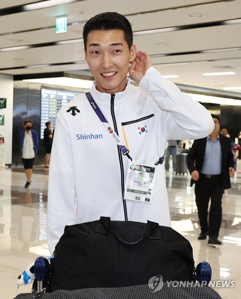 환하게 웃으며 귀국하는 '스마일 점퍼' 우상혁 (출처=연합뉴스)