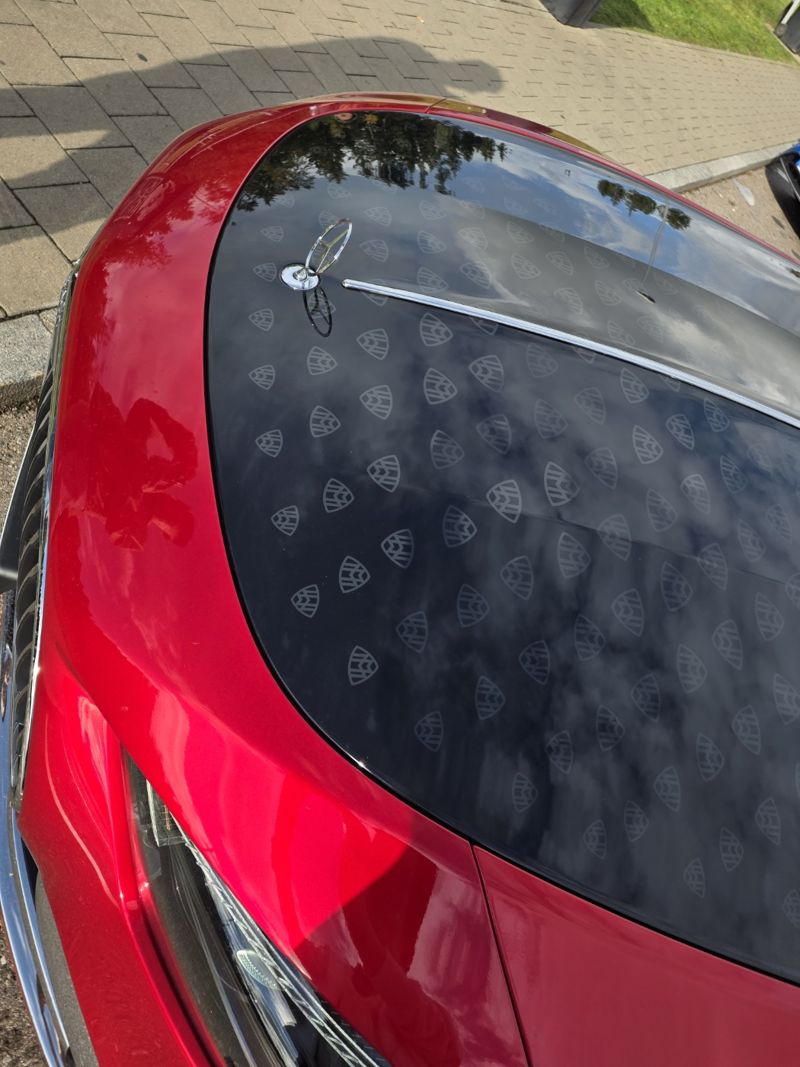 '메르세데스-마이바흐 SL 680'의 보닛에 새겨진 마이바흐 패턴. 디자인 일부는 수작업으로 이뤄졌다. 사진=김학재기자