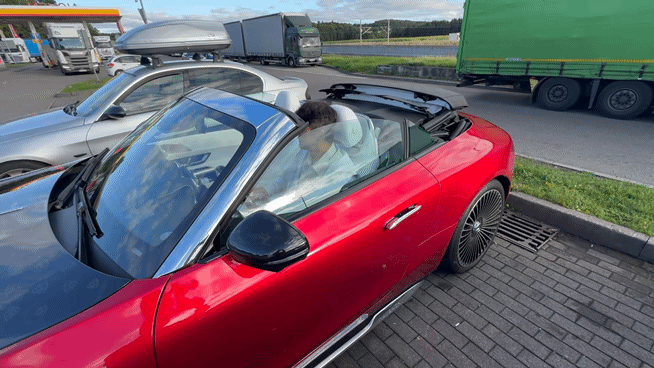 '메르세데스-마이바흐 SL 680'의 덮개를 닫는 모습. 사진=김학재 기자