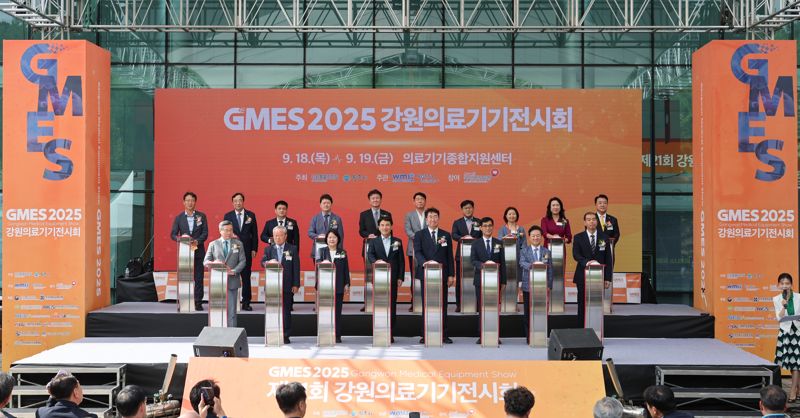 제21회 강원의료기기전시회 개막식이 18일 원주의료기기 종합지원센터에서 김진태 도지사와 원강수 원주시장, 한종현 원주의료기기산업진흥원장 등이 참석한 가운데 열렸다. 강원자치도 제공