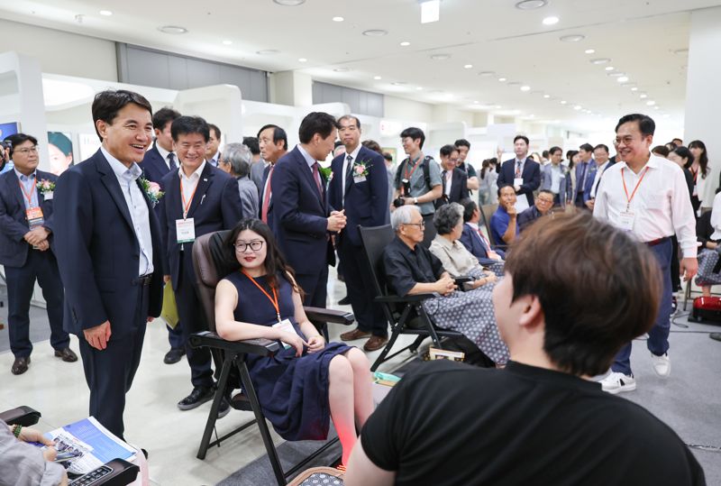 김진태 강원도지사가 18일 원주의료기기 종합지원센터에서 열린 제21회 강원의료기기전시회에 참석, 의료기기 부스를 둘러보고 있다. 강원자치도 제공