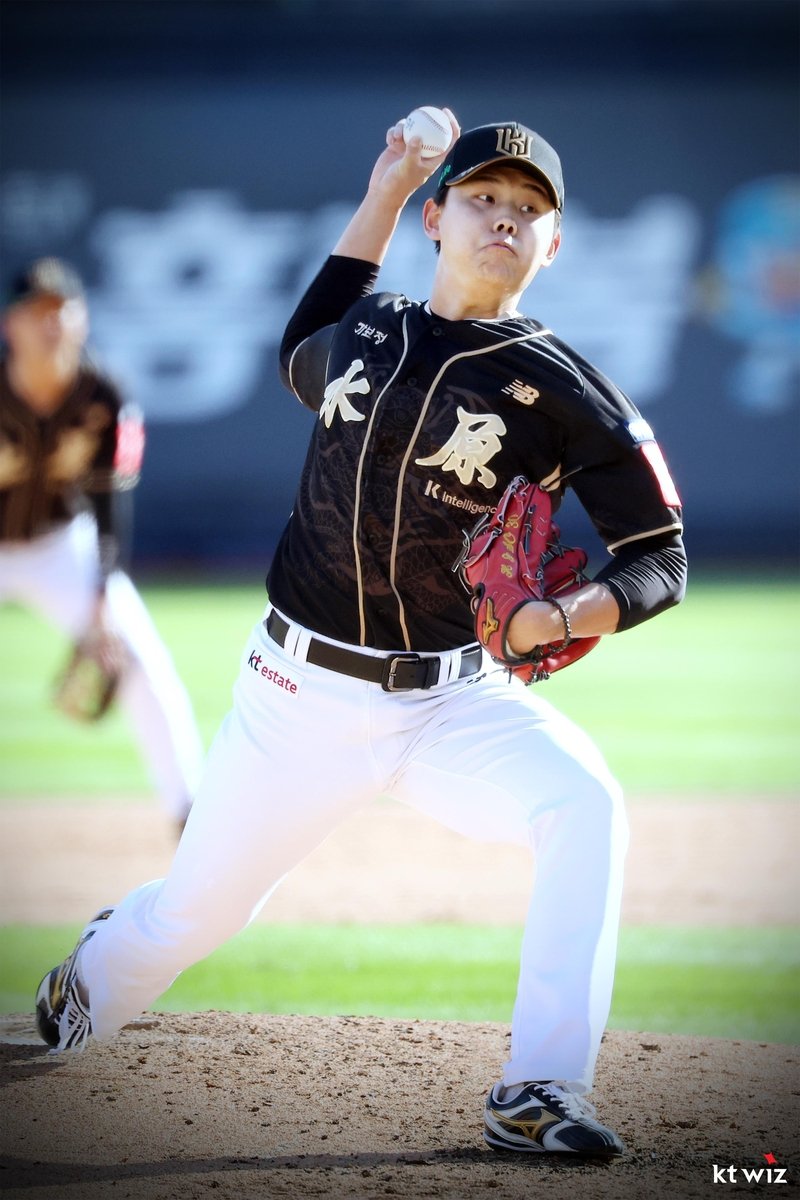 피칭하는 kt의 선발투수 소형준 (출처=연합뉴스)