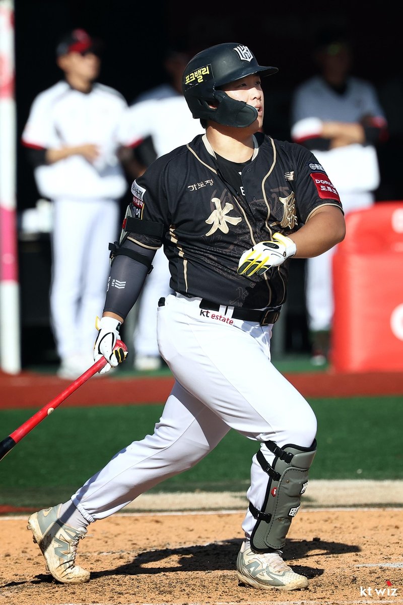 1점 홈런 때리고 타구 방향 바라보는 kt의 강백호 (출처=연합뉴스)