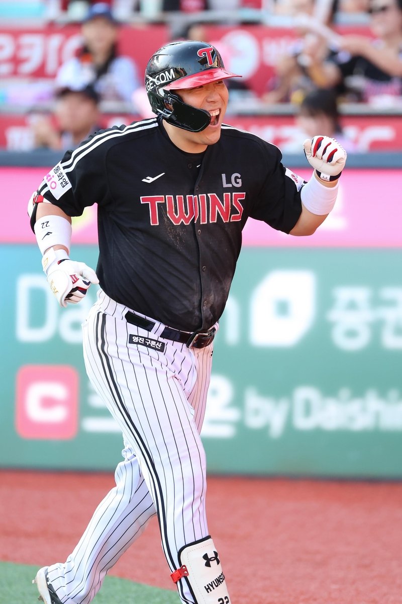 2점 홈런 치고 기뻐하는 LG 김현수 (출처=연합뉴스)