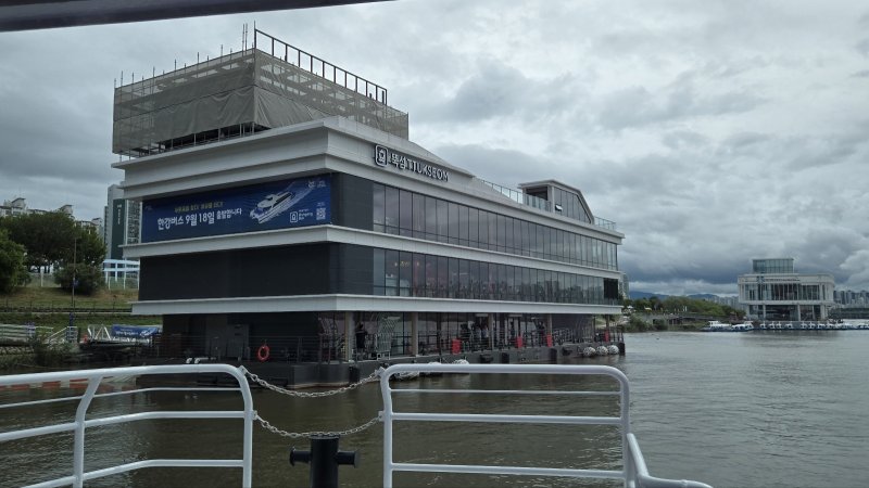 접안을 위해 한강버스 뚝섬선착장에 다가갈 때 모습 사진=이설영 기자